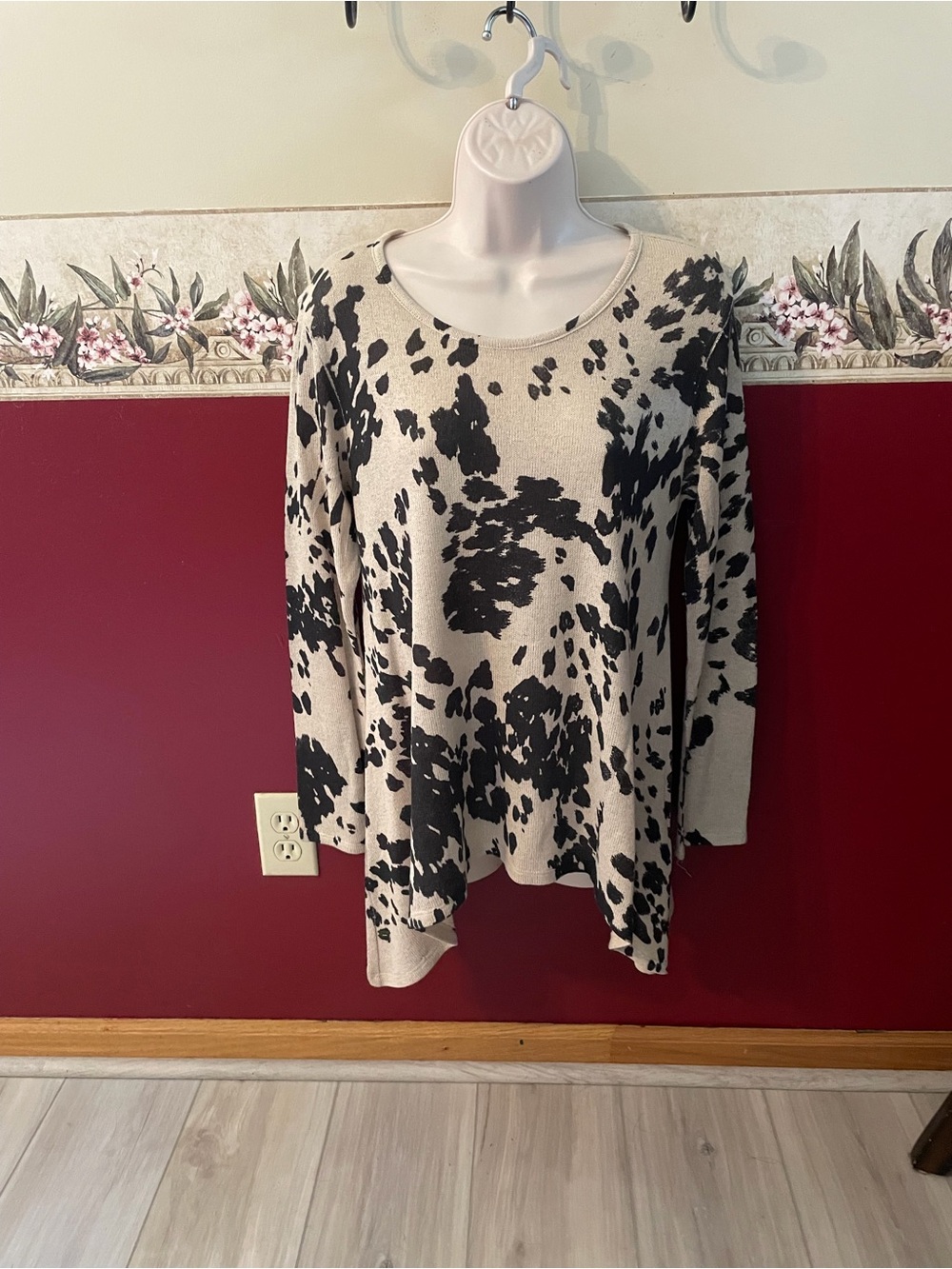 Cream and Black Printed Long-Sleeve Tunic Top